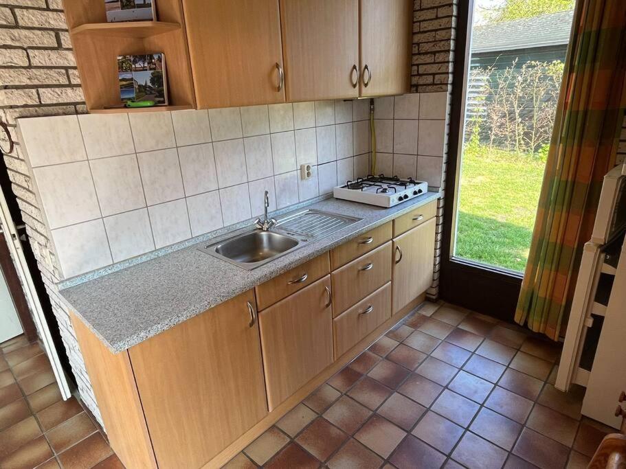 Knusse Bungalow Op Groen Park! Ouddorp Exterior foto
