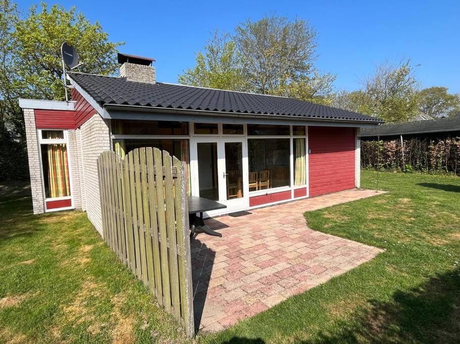 Knusse Bungalow Op Groen Park! Ouddorp Exterior foto